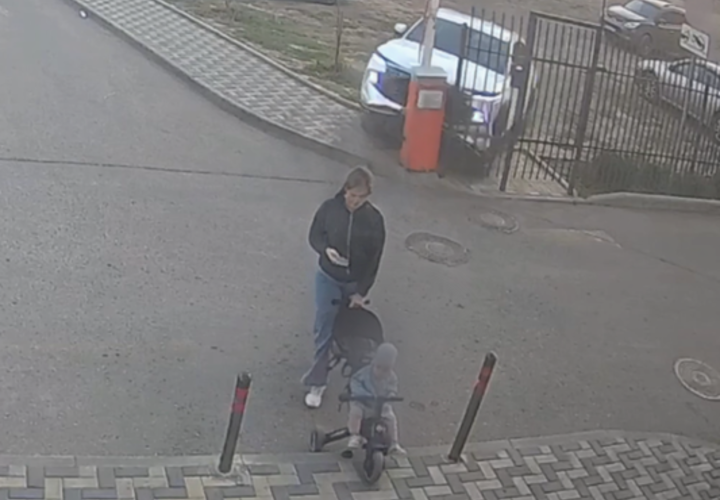 В Краснодаре мать, находясь за рулем автомобиля, посадила сына на колени и устроила ДТП