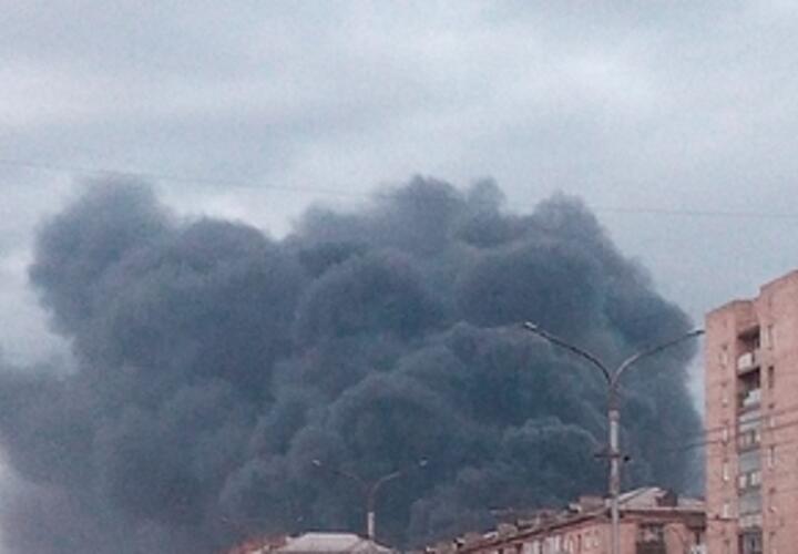 В Новороссийске во время атаки люди оказались заблокированы в подвале, в здание попал беспилотник