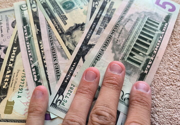 В Сочи пассажир авиарейса пытался спрятать семь тысяч долларов