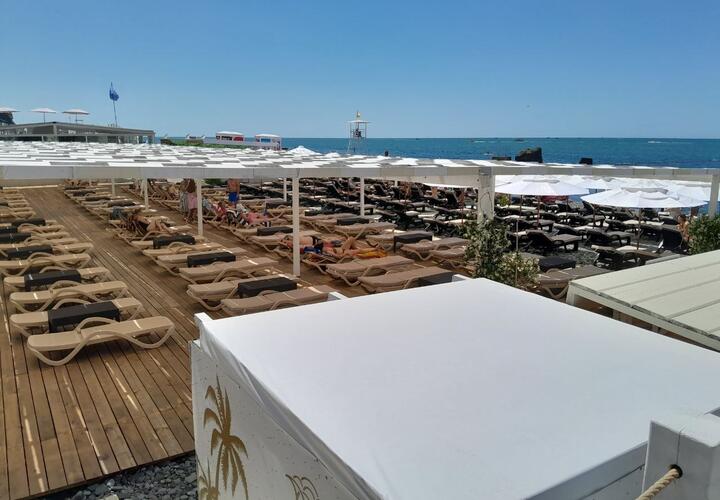 В Сочи пляжи временно закроют для обследования территории спецслужбами