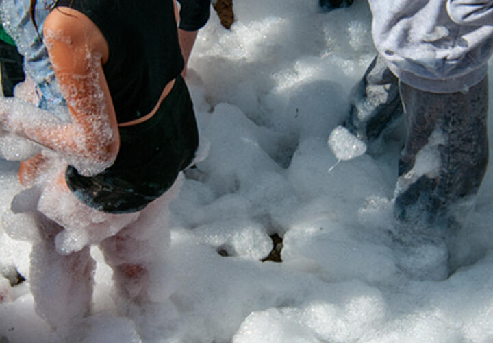 В Сочи под высоким слоем пены едва не задохнулась четырехлетняя девочка