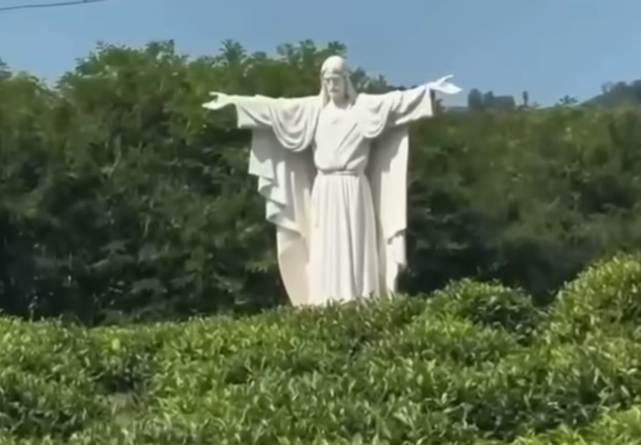 «Видел недавно, удивился»: в сети обсуждают мини-версию знаменитой статуи Христа-Искупителя, которая появилась в Сочи 