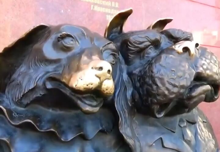 История необычного памятника, открытого 18 лет назад