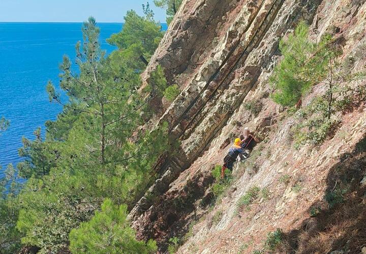 «Я держусь одной рукой»: сыпучие скалы в Геленджике стали ловушкой для туриста