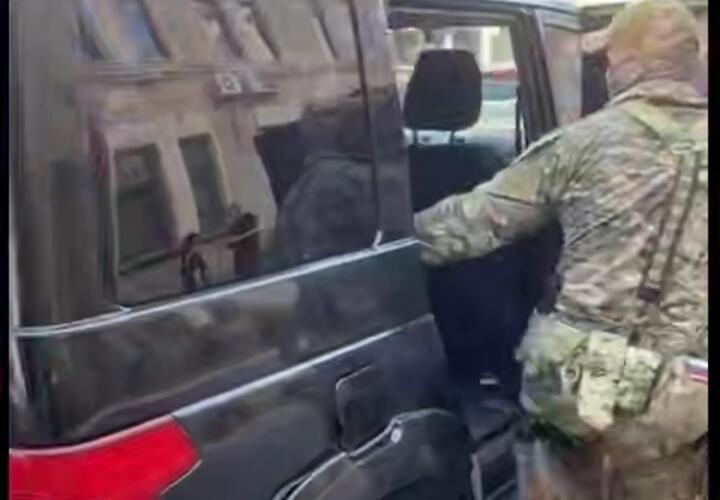 «За что задержаны, знаете?»: в Краснодаре ФСБ задержала группу преступников, которые помогли незаконно проникнуть в Россию нескольким сотням иностранцев