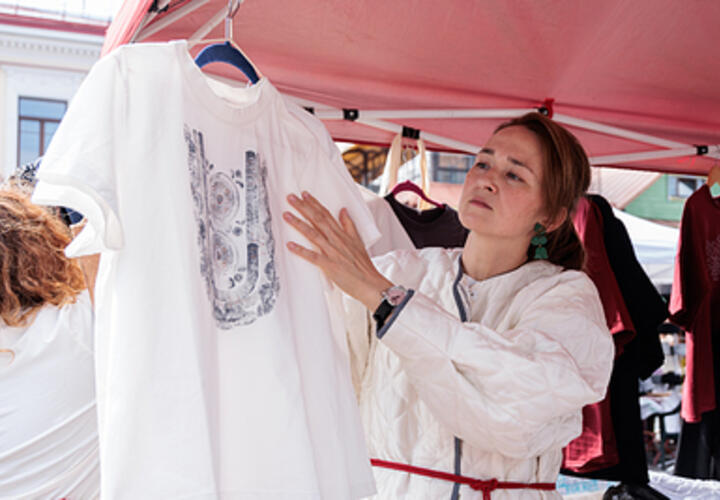 На матч местного футбольного клуба стараются собрать больше зрителей