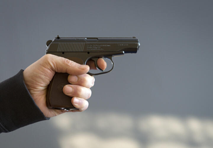 Жители Краснодара боятся выходить на улицу: неадекватный мужчина бегает по дворам многоэтажек с пистолетом