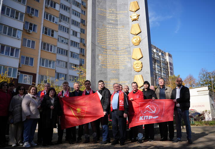 На памятной акции активисты КПРФ и ЛКСМ приняли новых членов и возложили цветы к монументу
