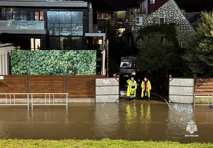 Штормовое предупреждение сохраняется