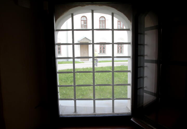 Вместо 6,5 лет Новиков отсидел за решеткой только полтора года