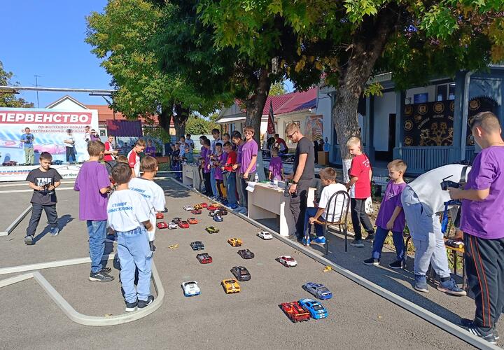 Игрушечные машинки приносят начинающим инженерам и пилотам настоящие кубки