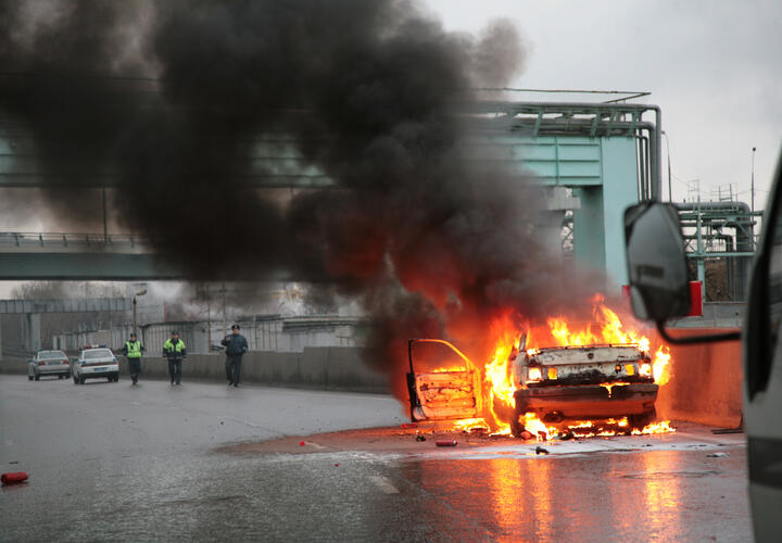 Иномарка взорвалась в Краснодаре и вызвала пожар