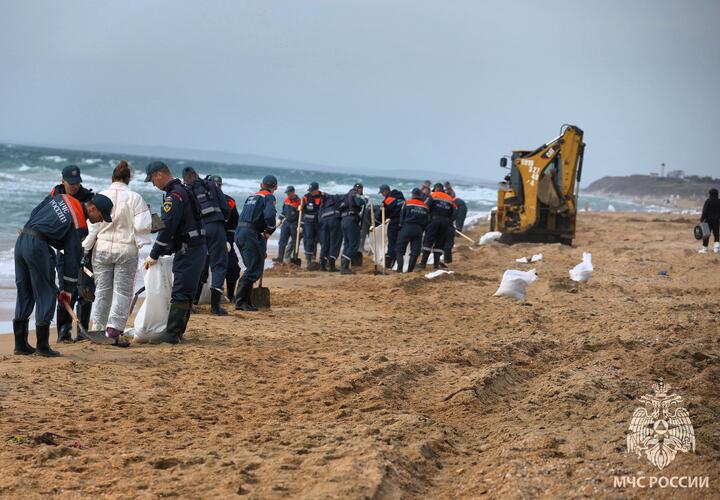 Защитные валы строят вдоль 18 километров береговой линии