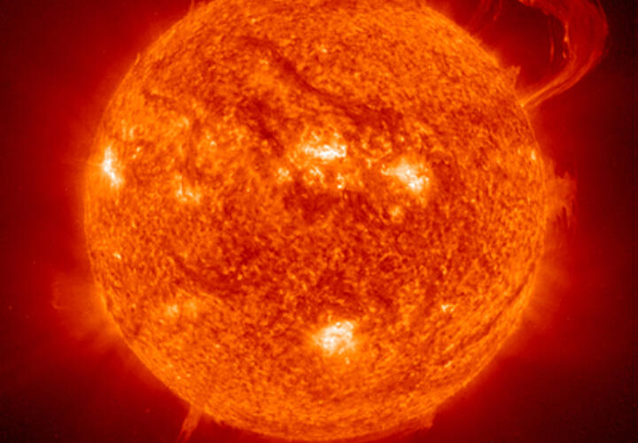 На Солнце сформировался «неадекватного размера» протуберанец, который может затронуть Землю