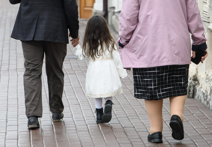 Необходимая поддержка или навязчивая помощь: стоит ли доверять бабушкам воспитание внуков, поделились россияне