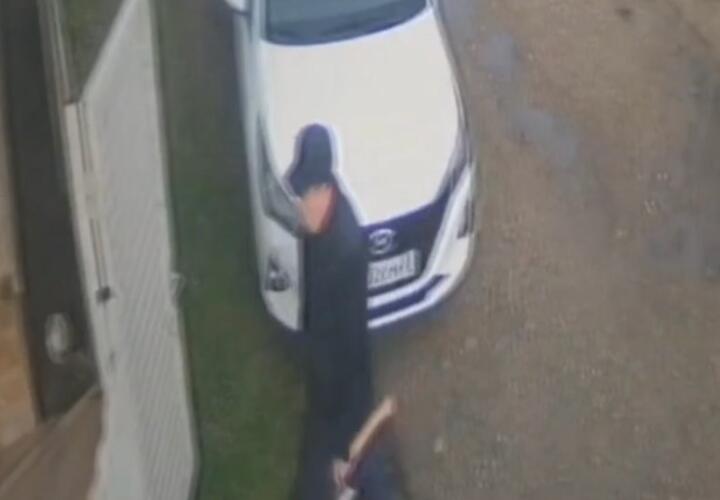 «Обливает забор краской и подсылает бандитов»: разгневанный экс-супруг мстит жительнице Кореновска за расставание