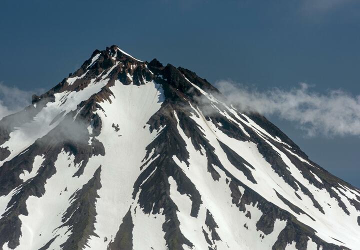 Спасатели готовят вертолет для эвакуации