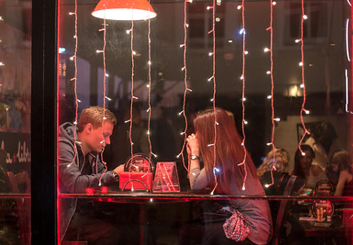 Постят фото с шпицем и ходят по ресторанам днем: как определить краснодарских «тарелочниц»