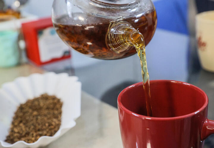 После первой заварки некоторые сорта чая начинают выделять токсичные вещества