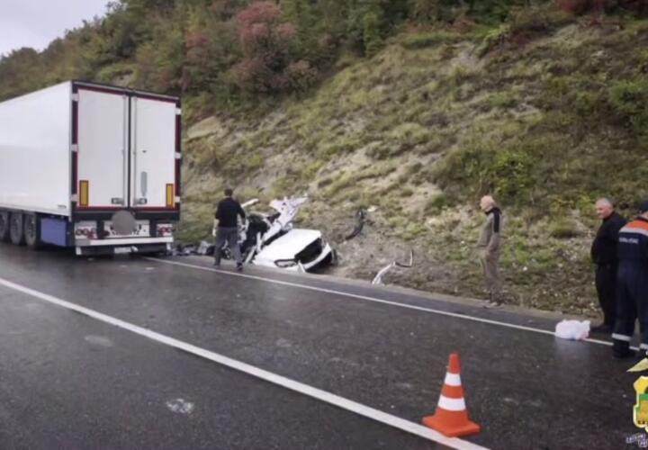 Легковой Mercedes занесло на мокрой дороге