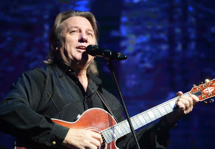 Певец признается, что жить без дополнительного заработка в Москве невозможно