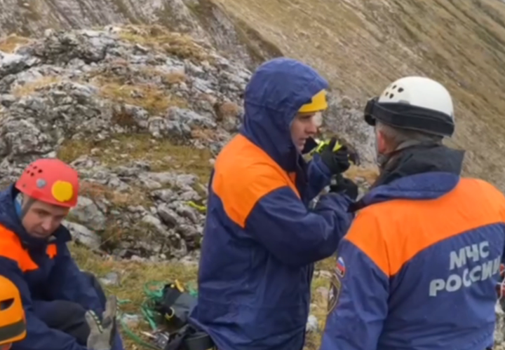 Сорвавшихся со скалы альпинистов эвакуировали в Сочи