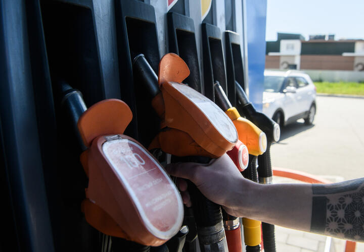 Эксперты предлагают ограничить максимальную цену на АЗС, чтобы бензин не прыгал в цене