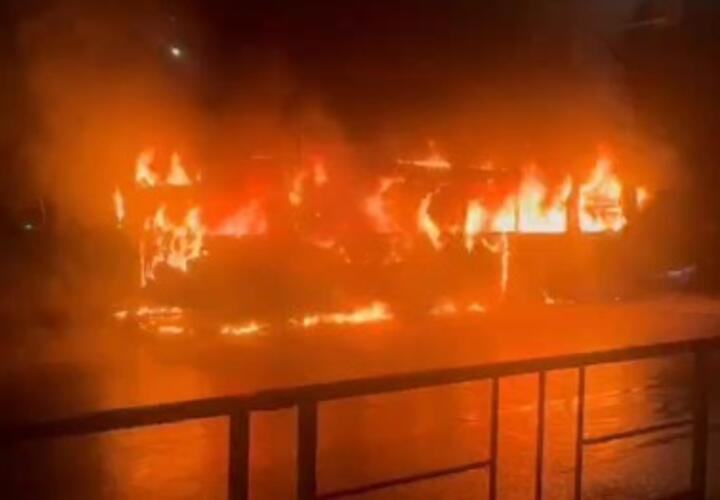 Троллейбус дотла сгорел у «Рождественского храма» в Краснодаре