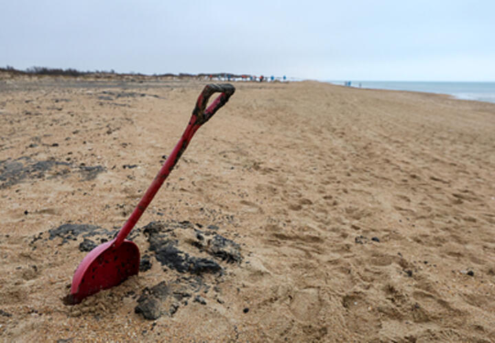 В Анапе на побережье снова появились выбросы мазута