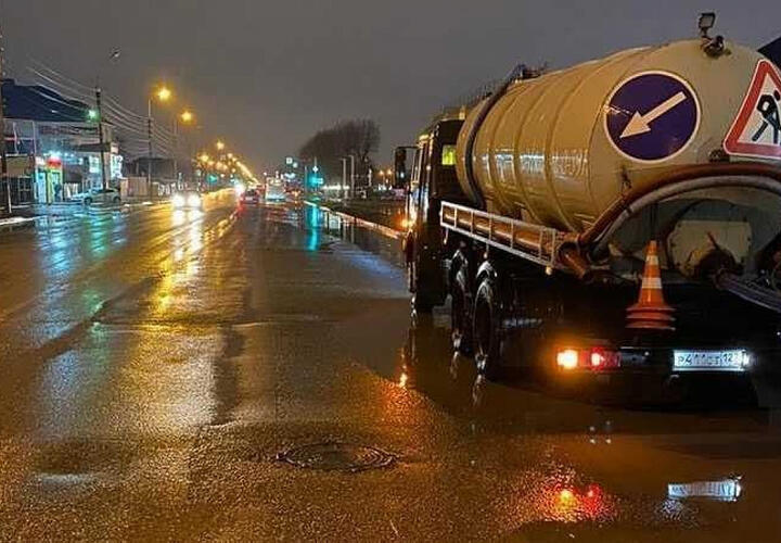 В Краснодаре технику готовят для откачки воды с улиц, ожидаются ливни