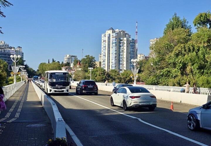 В Сочи начали ремонтировать мост, соединяющий Центральный и Хостинский районы города