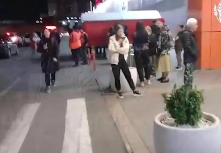 В ТРЦ Краснодара срочно эвакуировали всех посетителей и персонал, здание проверяют кинологи