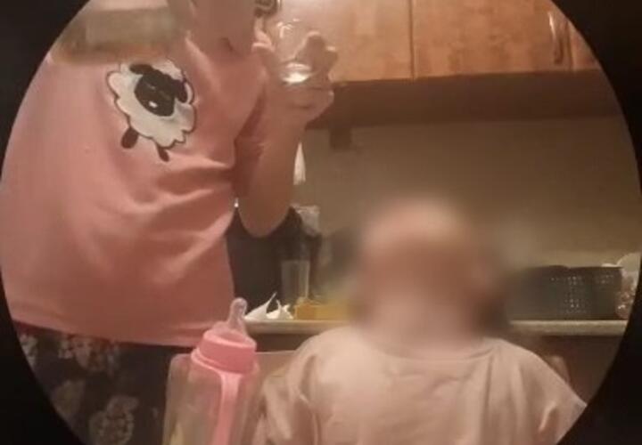 «Вкусно тебе, маленькая?»: в Краснодаре мать поит ребенка алкоголем и снимает это на видео