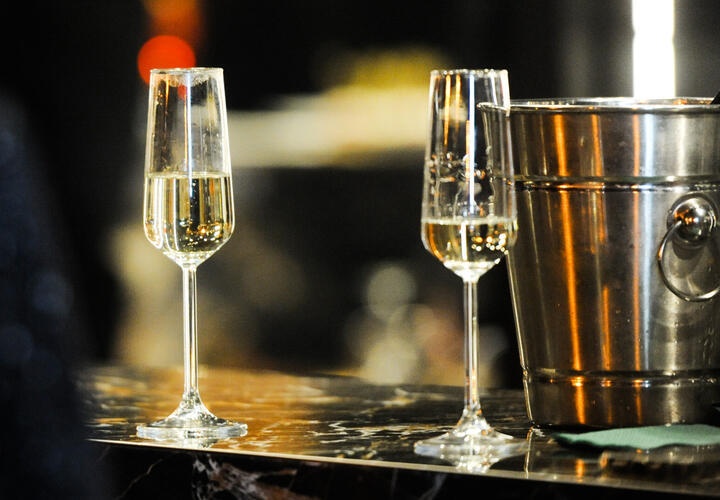 Почему от шампанского «сносит голову» быстрее