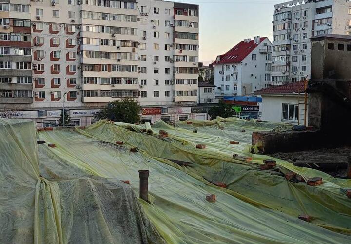 Жильцы дома в Новороссийске остались без крыши после атаки БПЛА, их затопило ливнем