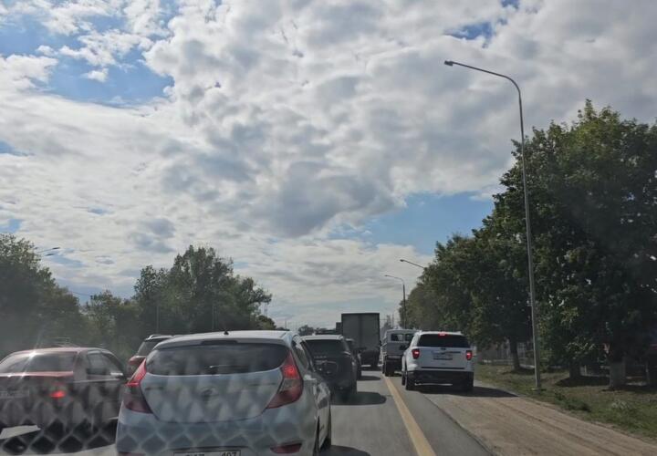 Жители Кубани жалуются на огромные пробки в районе поселка Афипский из-за ремонта моста 