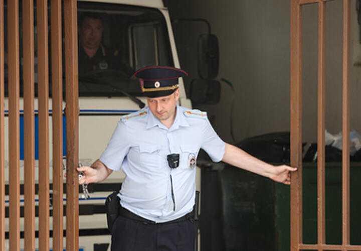 Беззубую девочку, главаря молодежной банды в Краснодаре, доставили в отдел полиции