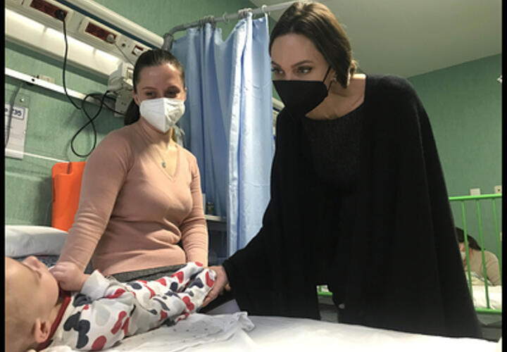 «Чтобы выпустили из подвала»: украинского охранника  Анджелины Джоли задержали военкомы и отправляют на фронт