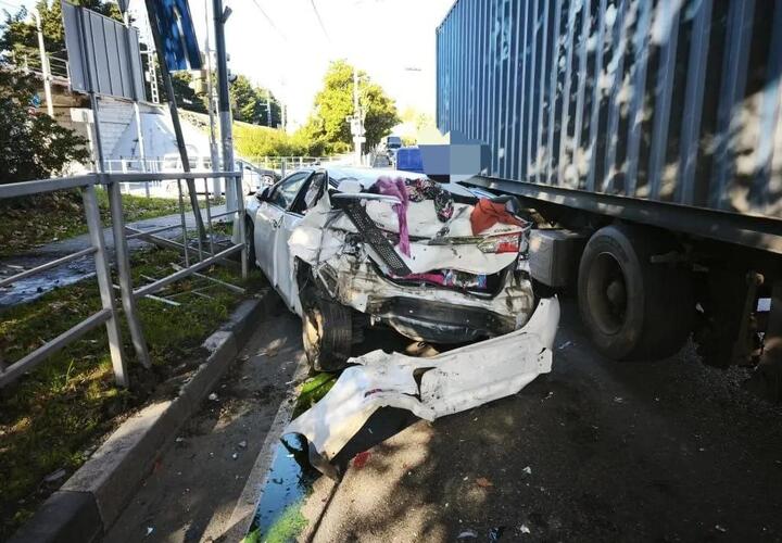 Кошмар в Сочи: в аварии с грузовиком на перекрестке серьезно пострадали двое маленьких детей