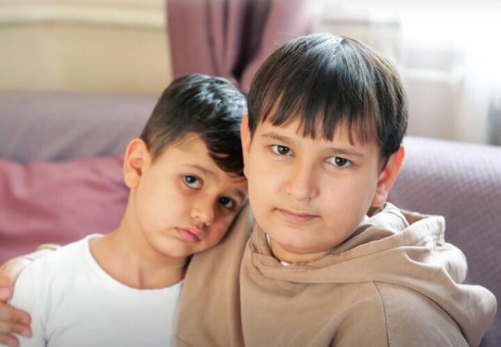 «Мои дети в ужасной опасности»: жительница Кубани просит помочь ее сыновьям победить одну на двоих генетическую болезнь