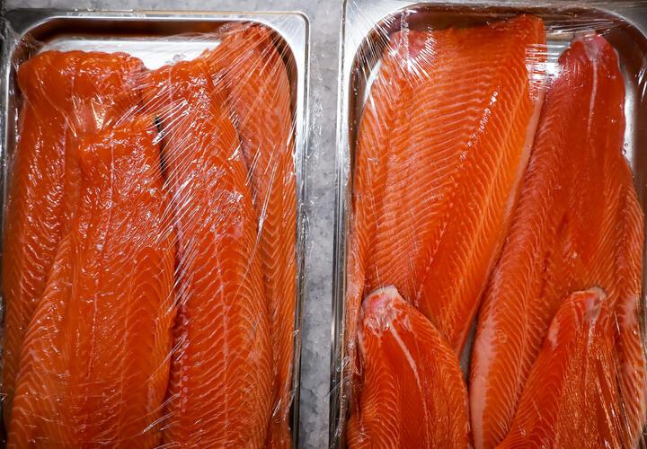 Рулет из красной рыбы с нежной начинкой не потребует много времени