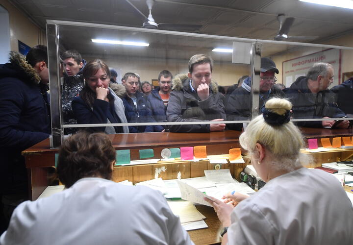 Ростовчане выстраиваются в очередь с 5 утра, чтобы попасть на прием