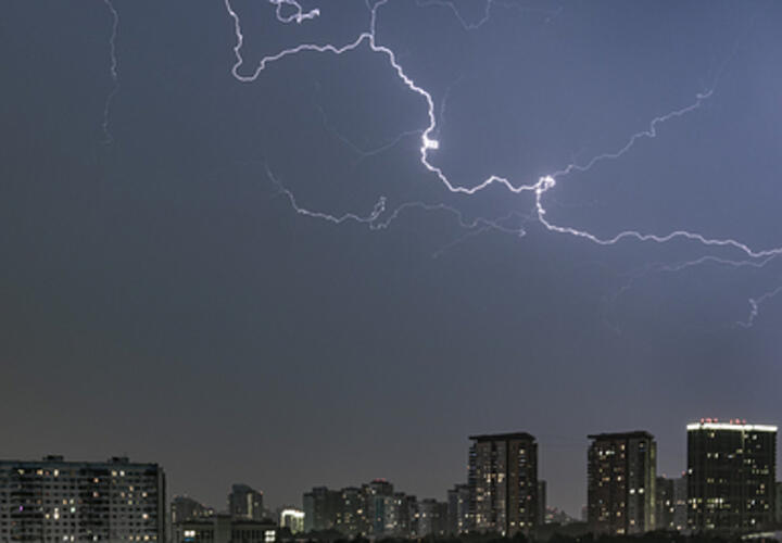 Перепугались и думали, что это ПВО: молнию-гиганта увидели в небе над Сочи