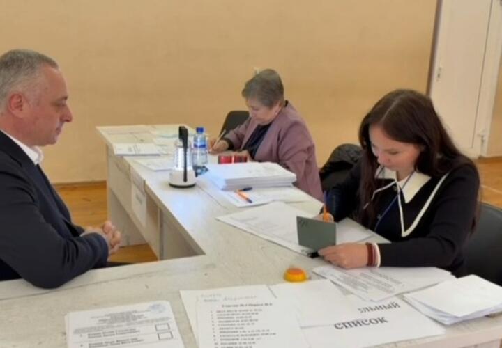 Президент Абхазии Гунба проголосовал на выборах в органы местного самоуправления страны