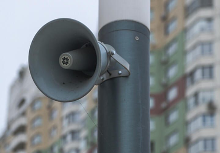 Систему оповещения в Новороссийске кто-то сломал, жители услышали все предупреждения о ЧС, которые были в программе