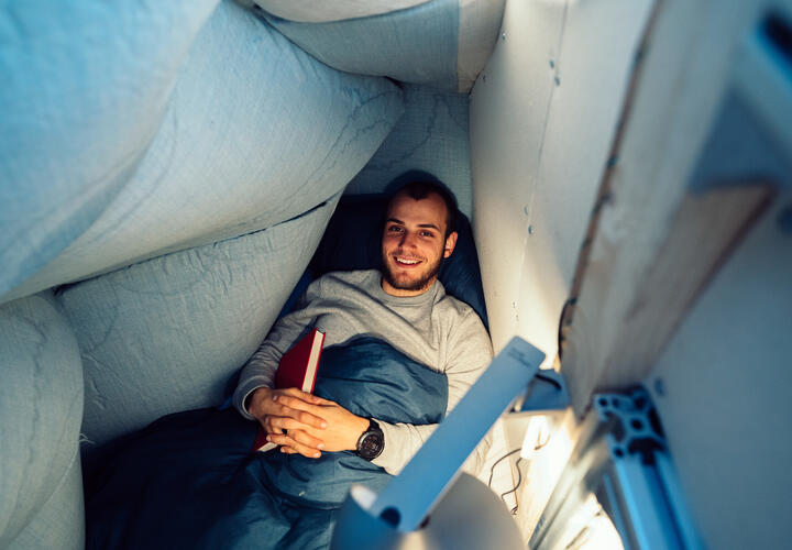 Даже маленькая лампочка или ночник могут навредить