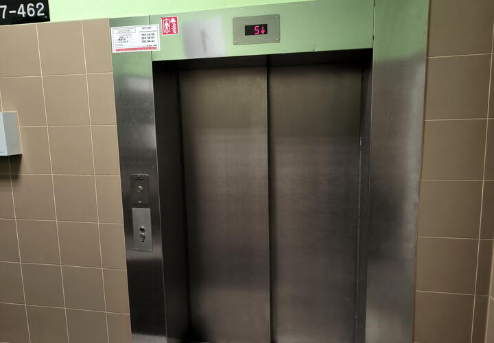 Девушка пролетела вниз 4 этажа