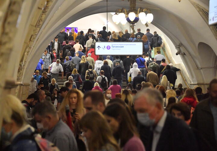 13-летней девочке помогли ее родители, подняли с путей