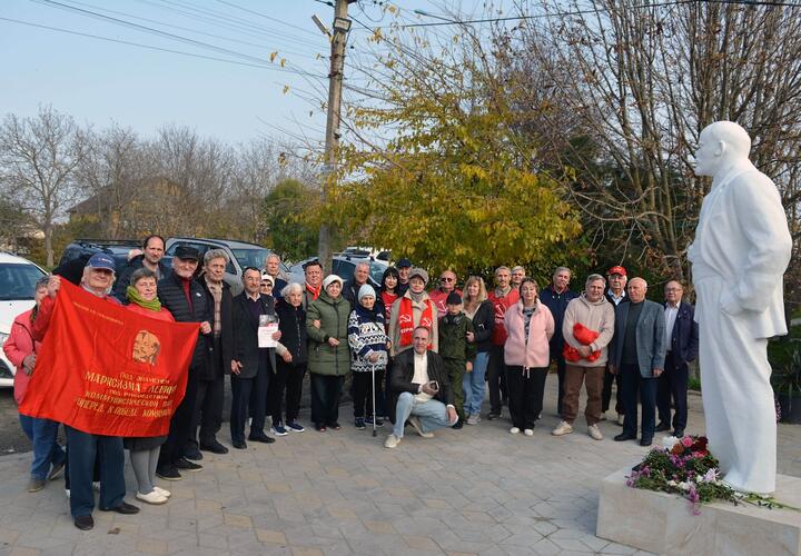 Церемонию провели ветераны партии КПРФ, реставраторы, также присутствовали местные жители