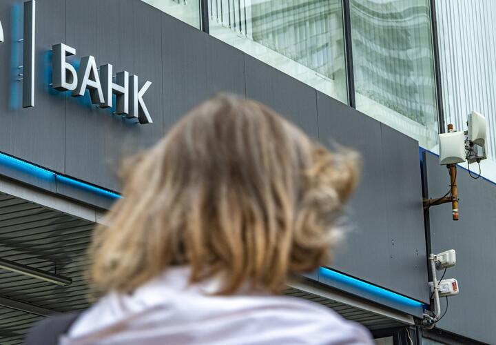 В Ейске менеджер известного банка украла с карты участника СВО крупную сумму денег